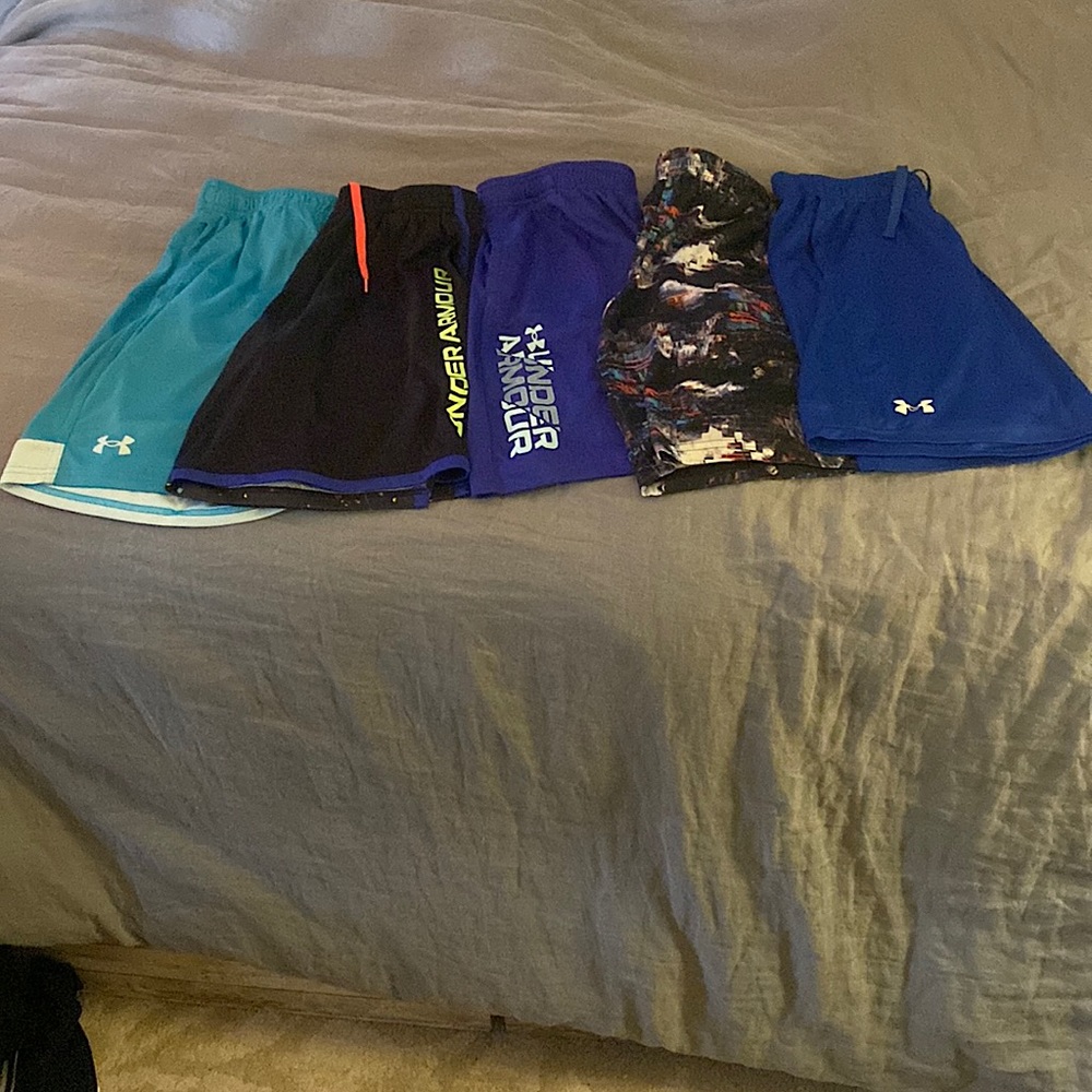 Under Armour shorts 5 pair gently used youth xl